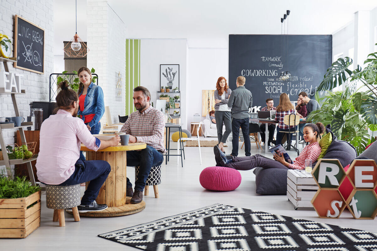 Menschen in einem co-living und co-working space